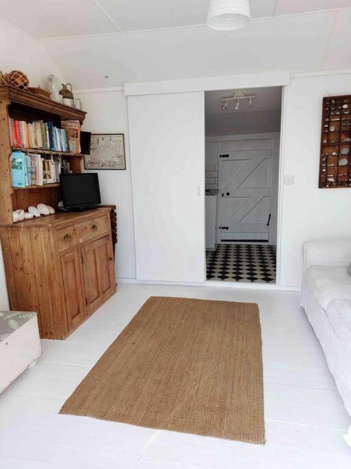 Sea Forever - Beautiful Chalet Which Overlooks The Sea! Amazing Views,Lovely Interior And Set Within The Best Part Of Lyme With Beaches, Restaurants And Harbour All On Your Doorstep! Rated Highly Lyme Regis Esterno foto